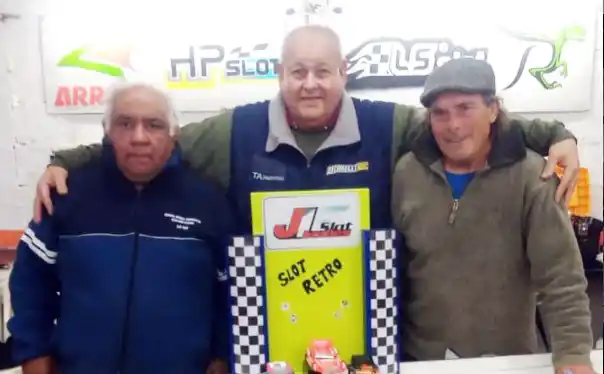 Jorge Zicarelli celebrando la victoria junto a Ricardo y Tatin Rodríguez