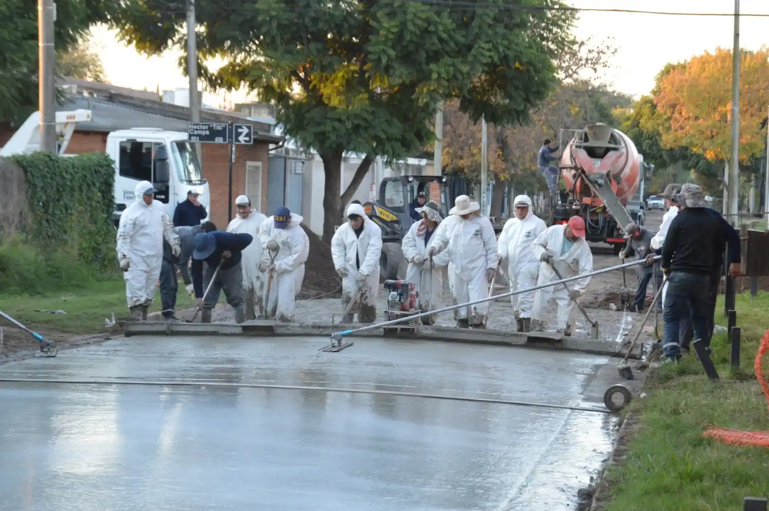 La cuadrilla municipal en plena tarea.