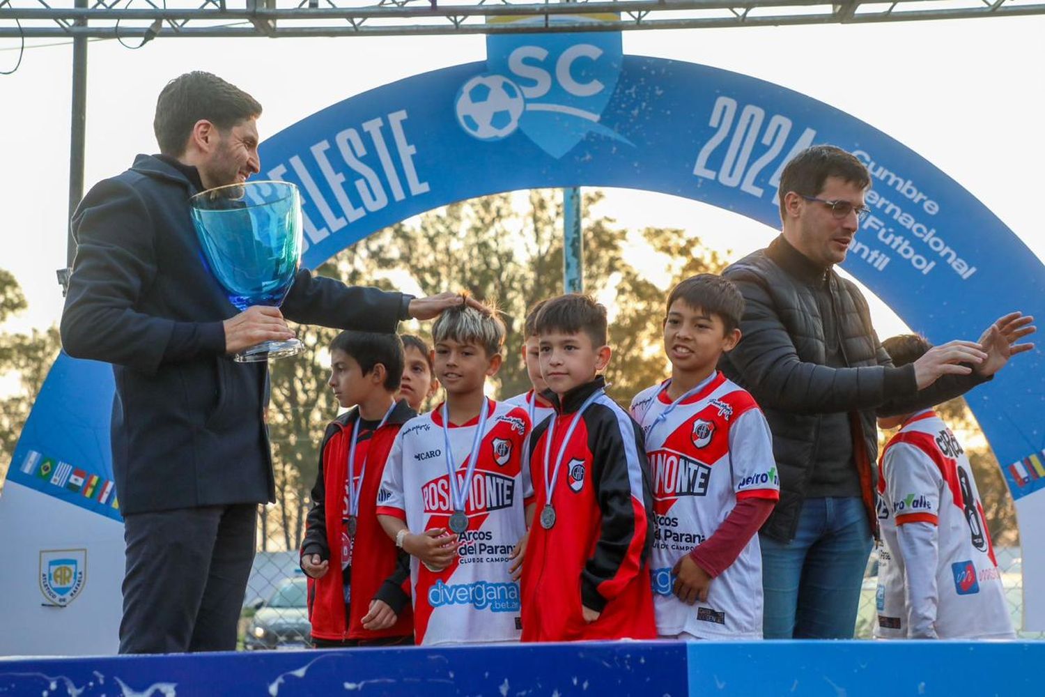 El gobernador con los chicos de infantiles en la entrega de premios.