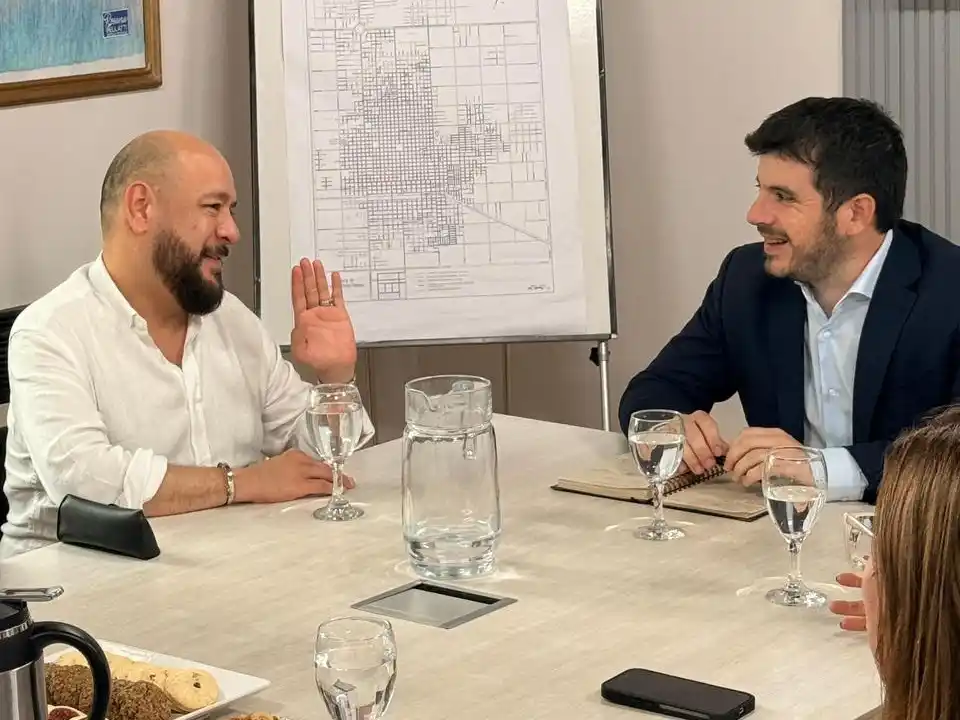 El intendente recibió al embajador en su despacho.