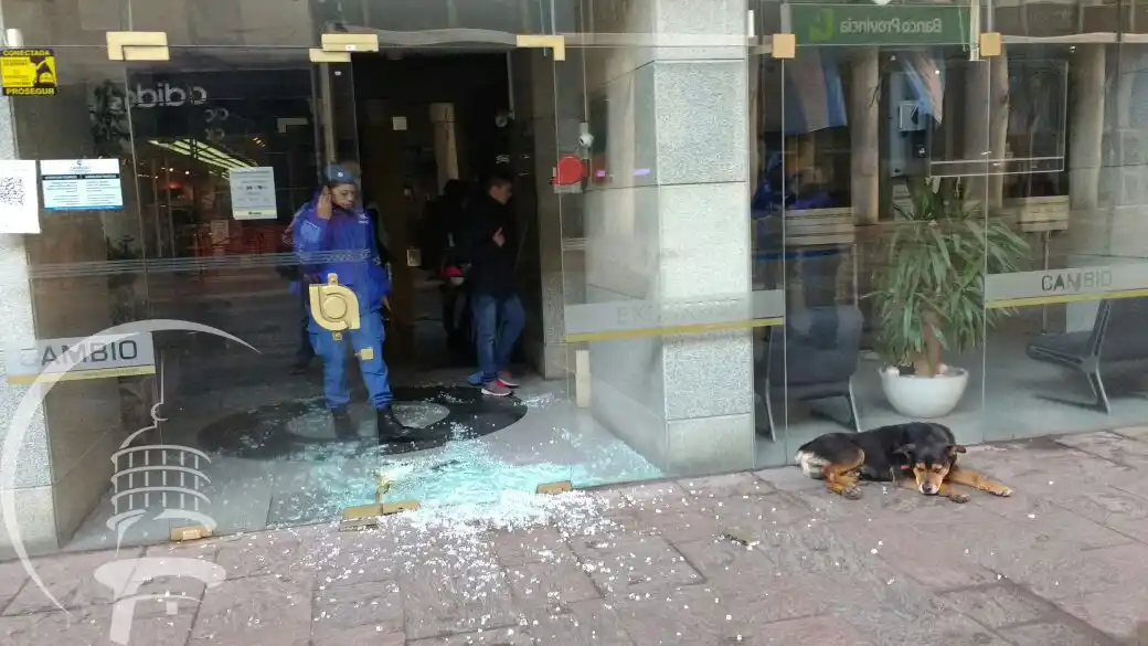 Un indigente destrozó la puerta de conocida casa de cambio