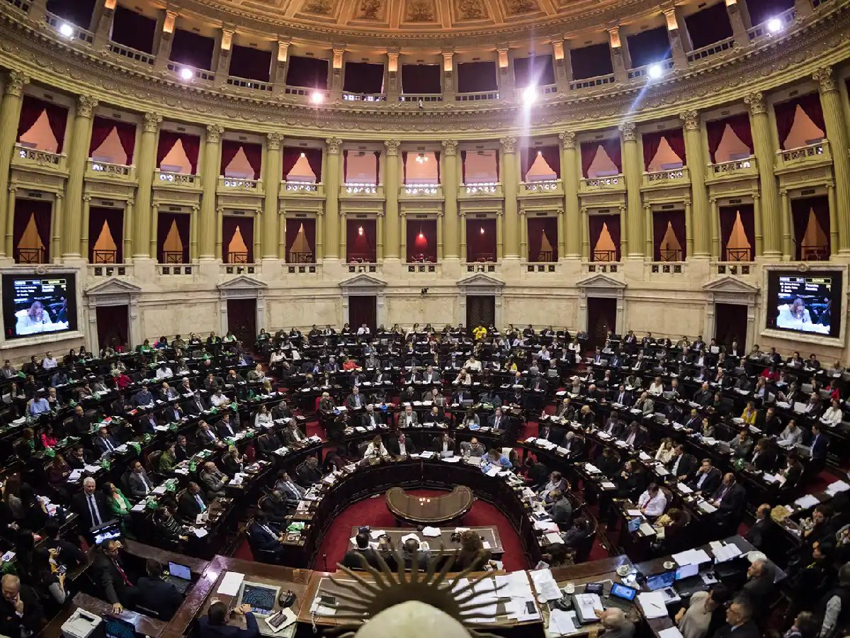 Prorrogan por seis meses el congelamiento de las dietas de senadores y diputados nacionales
