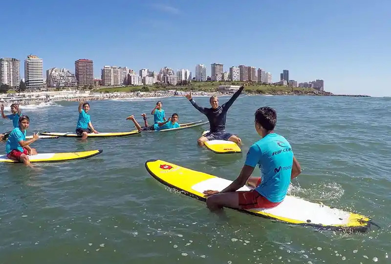 Clases de surf para chicos del  programa Envión en Playa Grande