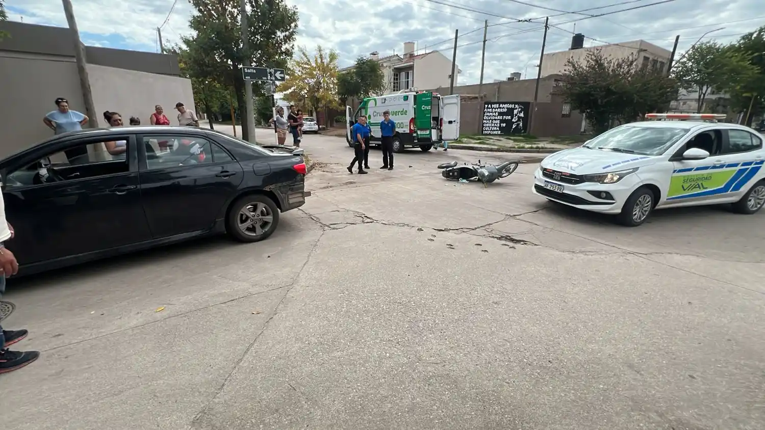Choque entre auto y moto en barrio Sarmiento: una joven sufrió lesiones
