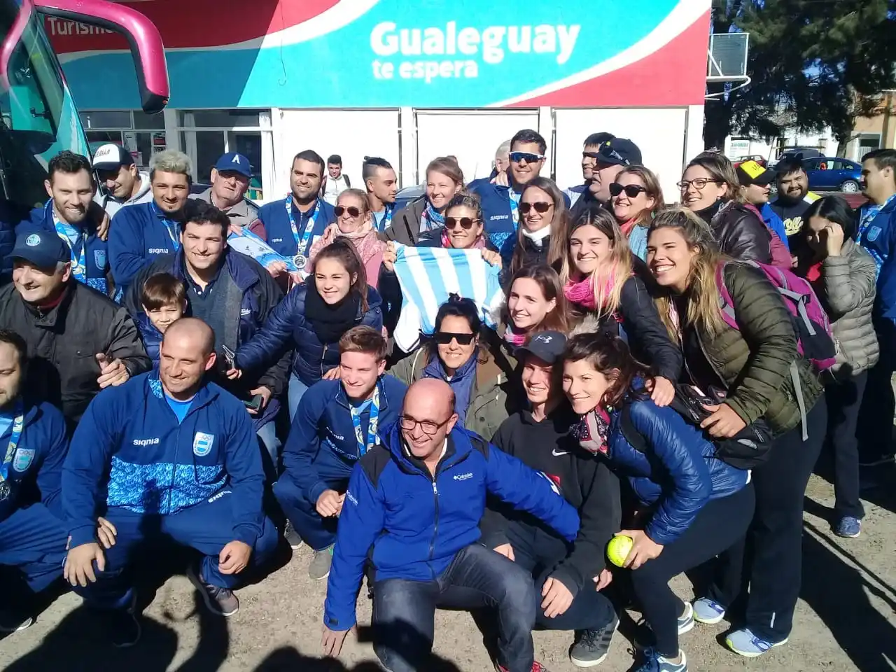 Gran recibimiento a los campeones del mundo a su arribo a Paraná