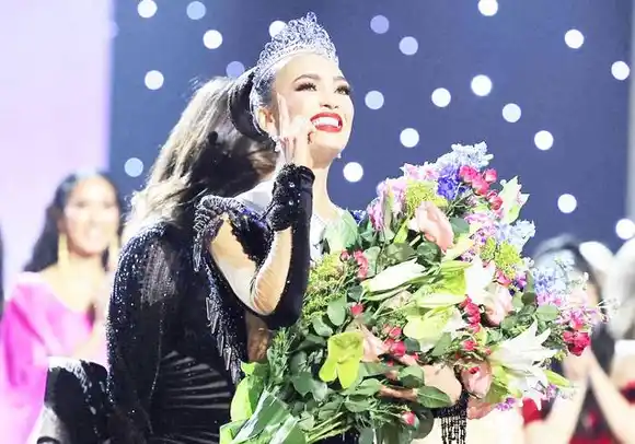 La estadounidense R�"Bonney Gabriel logra la corona  Miss Universo, flanqueada por latinas