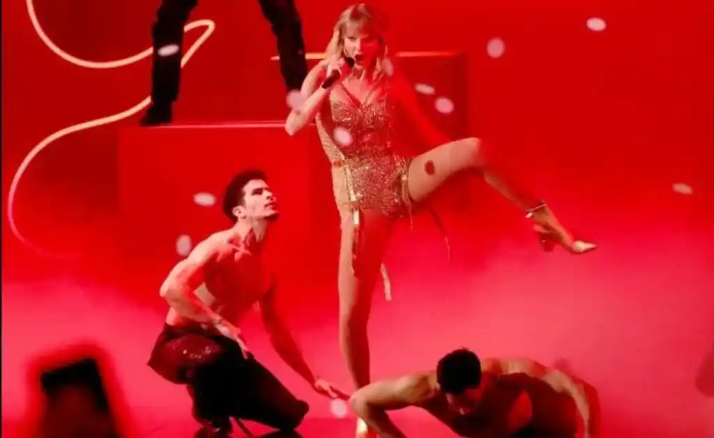 Fiesta de fans de Taylor Swift  termina con un centenar de contagios por Covid