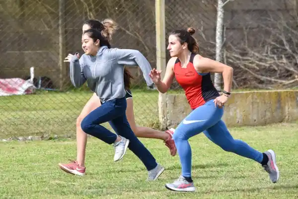 Jornada de atletismo en el polideportivo municipal en el marco de los juegos bonaerenses