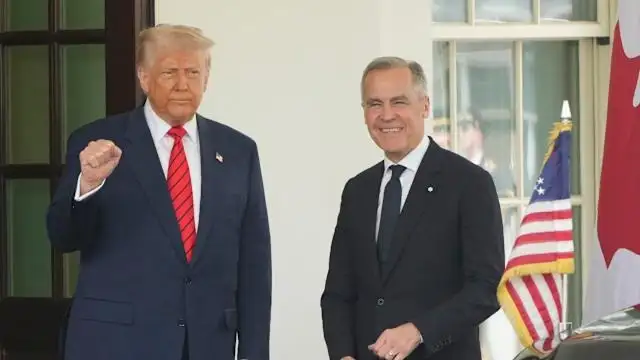 El presidente de Estados Unidos, Donald Trump, junto al primer ministro canadiense, Mark Carney, en la Casa Blanca, en Washington (AP Photo/Mark Schiefelbein)