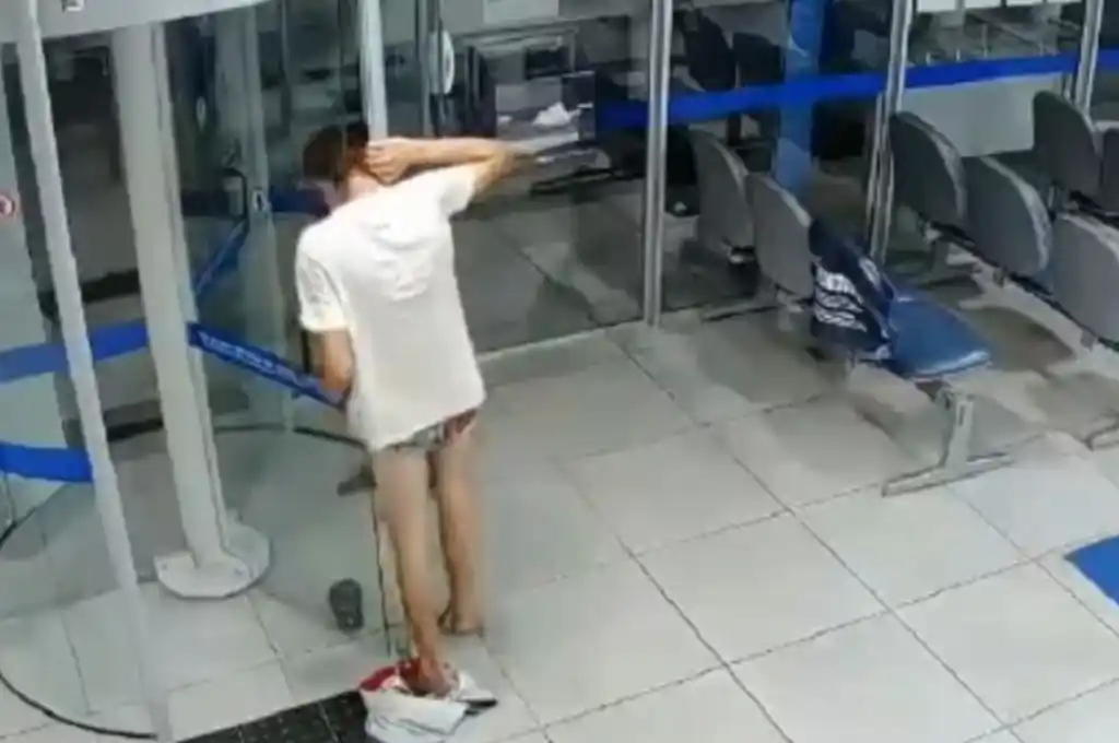 El joven estuvo 20 minutos atrapado en una puerta giratoria. (Foto: captura de video).