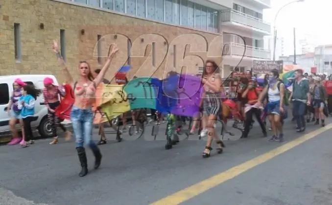 Tras la polémica, se realizó un "tetazo" en Necochea