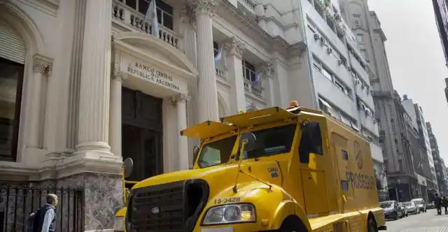 Economistas consideran que el control de cambios llegó muy tarde, pero que su impacto fue positivo