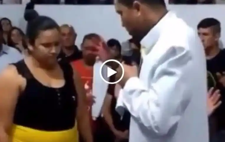 Video: un pastor asegura que le hizo bajar 35 kilos a una mujer con una oración