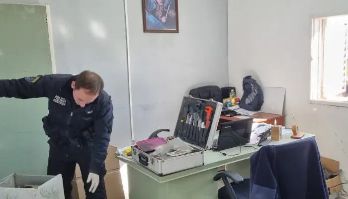 Policía Científica trabajó en las oficinas de la Cooperativa de Trabajo Alimentaria.