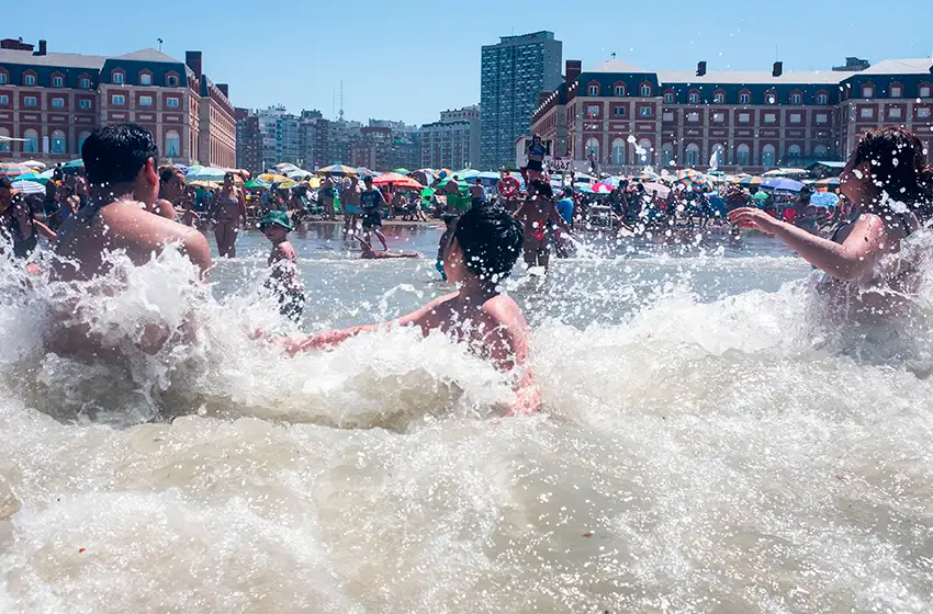 Mucho calor. Mar del Plata con el alivio del mar.