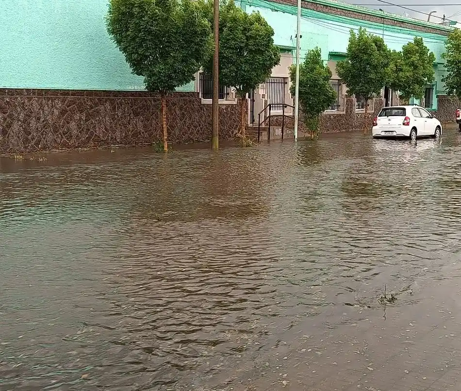 El agua entró a algunas viviendas.