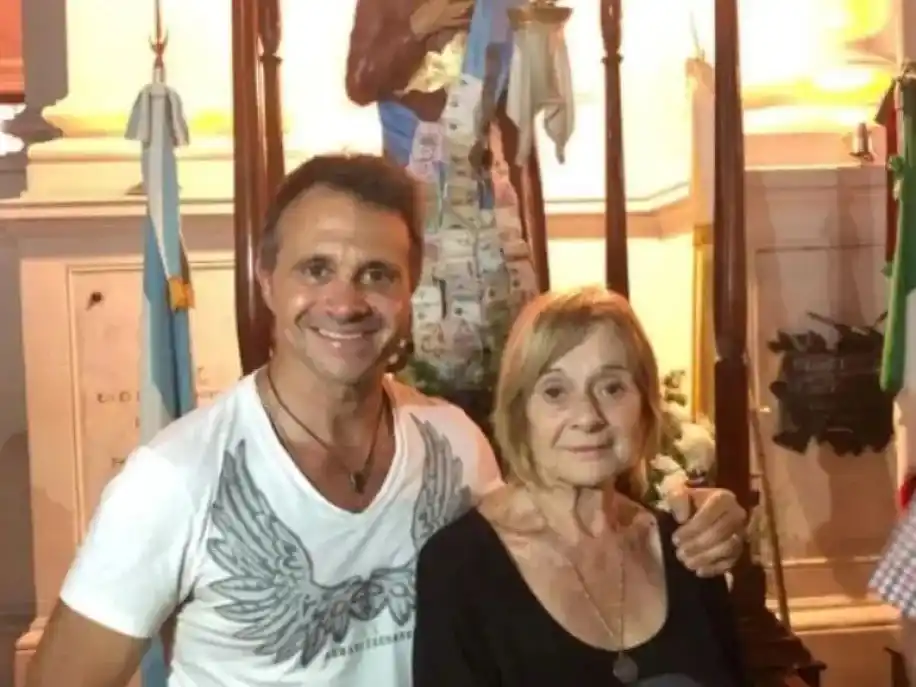 La madre tiene 90 años y padece Alzheimer.