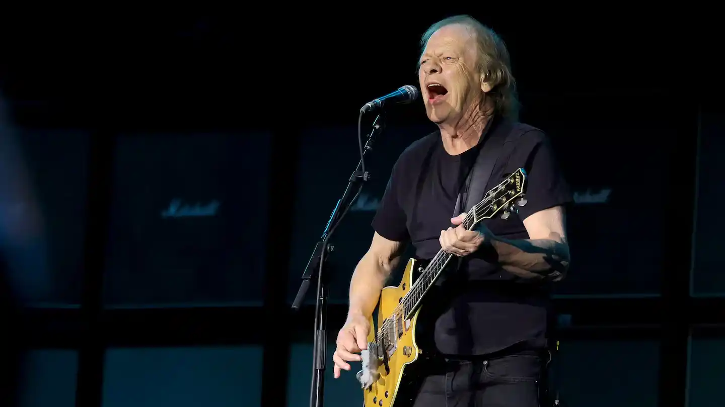 Stevie Young ocupa desde 2014 el puesto de guitarrista rítmico