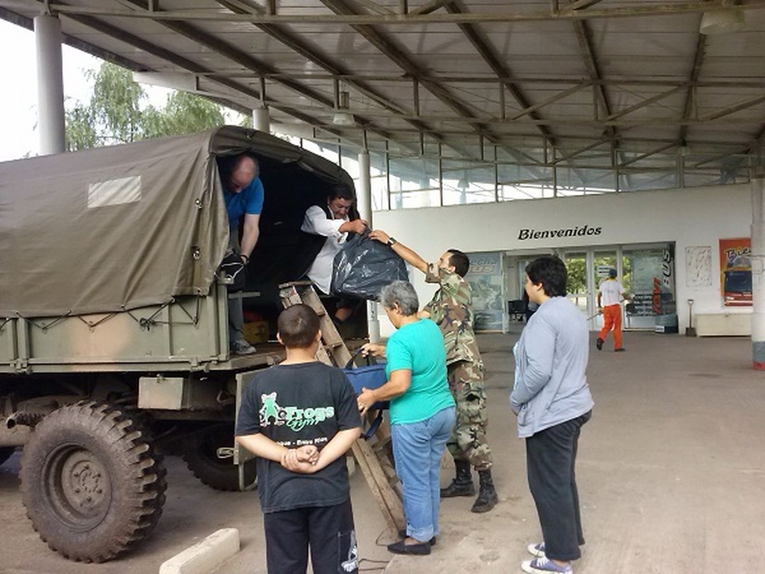 El Regimiento local brindó apoyo a las localidades aisladas por las lluvias