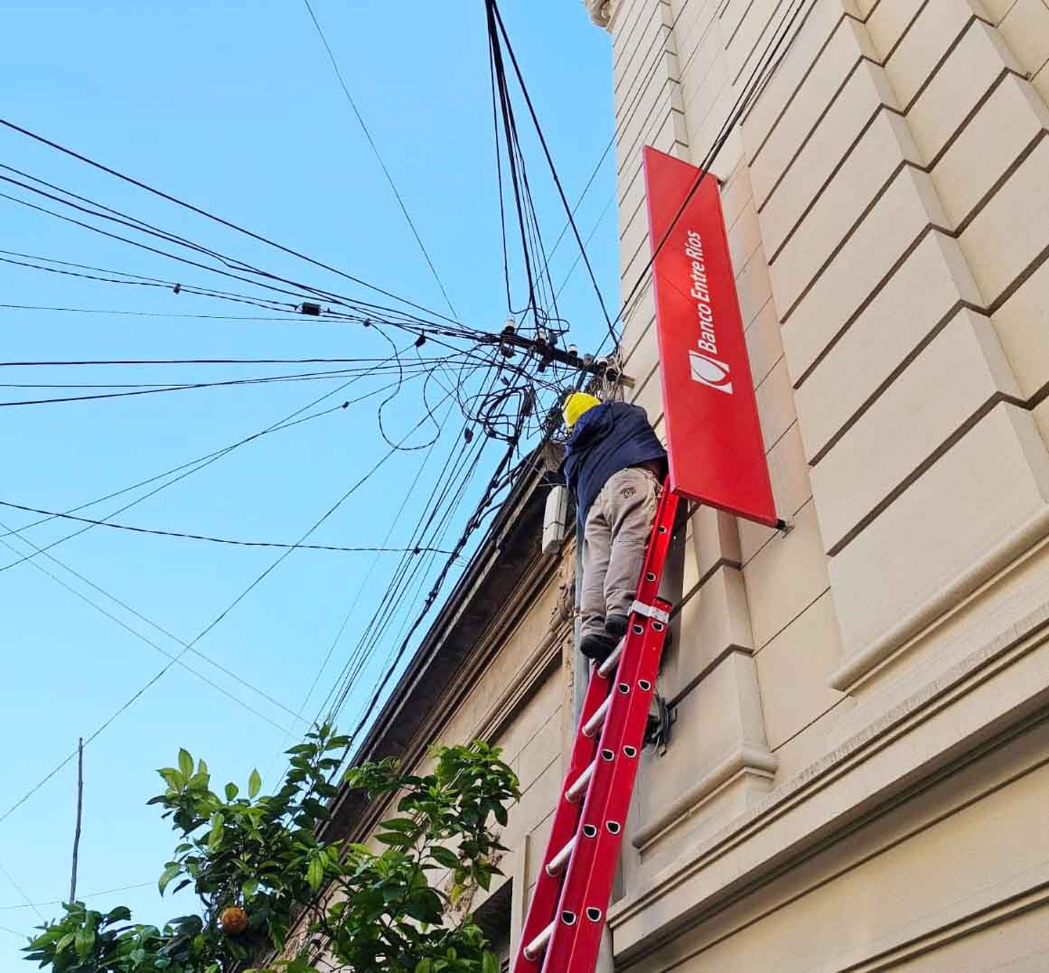 Cableado aéreo y contaminación visual en la ciudad