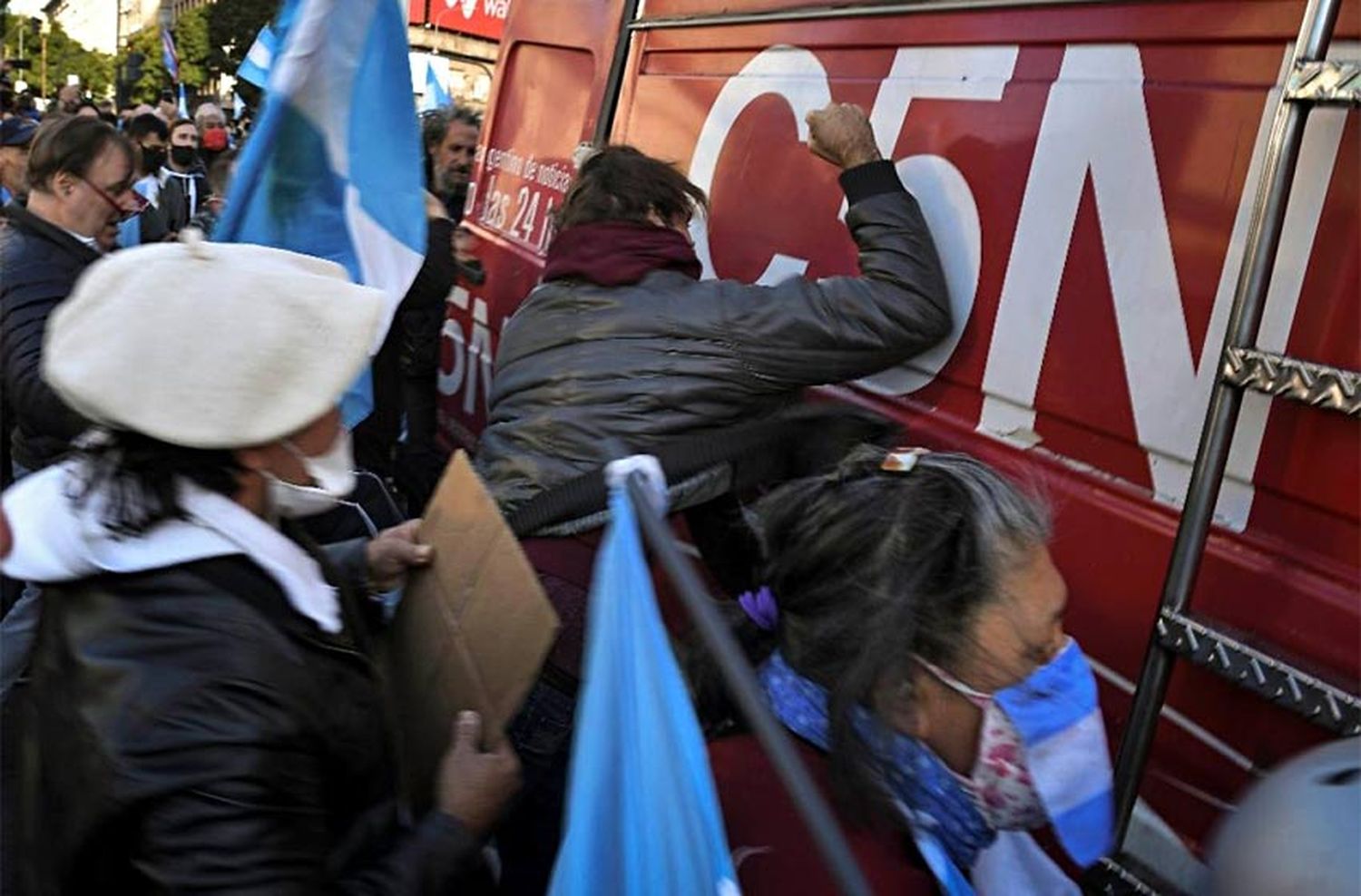 La polémica frase de un diputado de Cambiemos tras la agresión al móvil de C5N