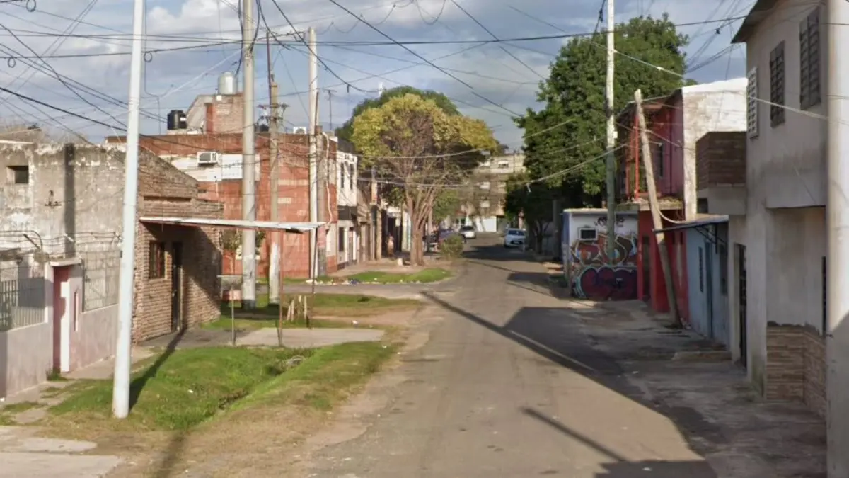 Rosario: golpearon y prendieron fuego a un hombre mientras dormía en la calle