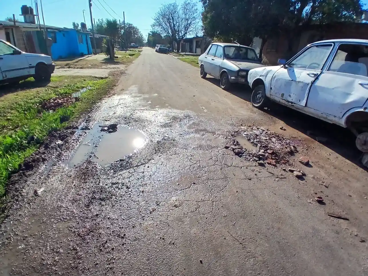 Pérdidas de agua en calle Cruz Roja: "Es un desastre"