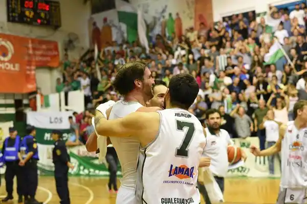 Racing ganó un partido memorable y el campeón se definirá en quinto juego