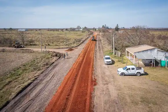 Avanzan los trabajos de reposición de ripio en la ruta provincial Nº 38
