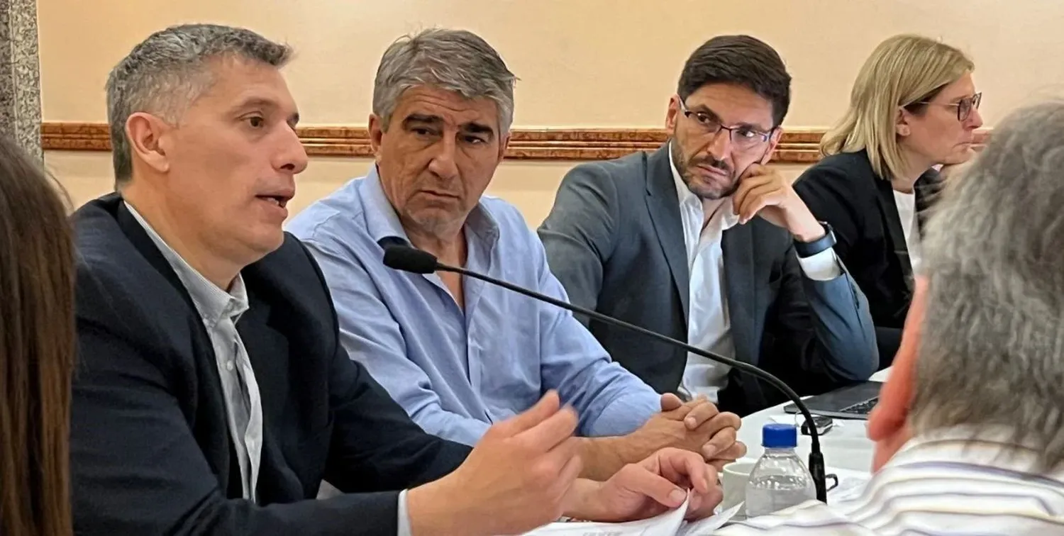 Pullaro estuvo acompañado por la vicegobernadora electa Gisela Scaglia, los futuros ministros de Economía, Pablo Olivares; de Gobierno e Innovación, Fabián Bastía.