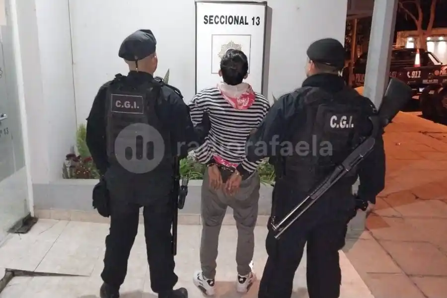 Vio a la policía y tiró un teléfono de dudosa procedencia: quedó detenido