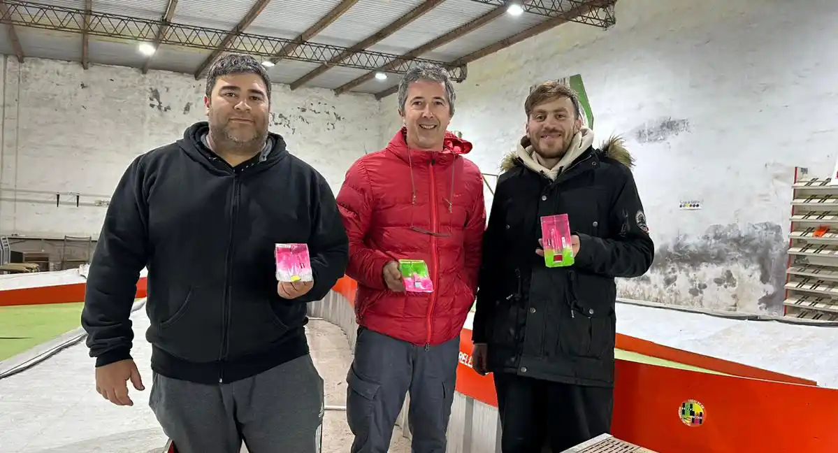 Los destacados. Miguel Rudolph, Nicolás Valencia y Rodrigo Rudolph al término de otra fecha de Automodelismo