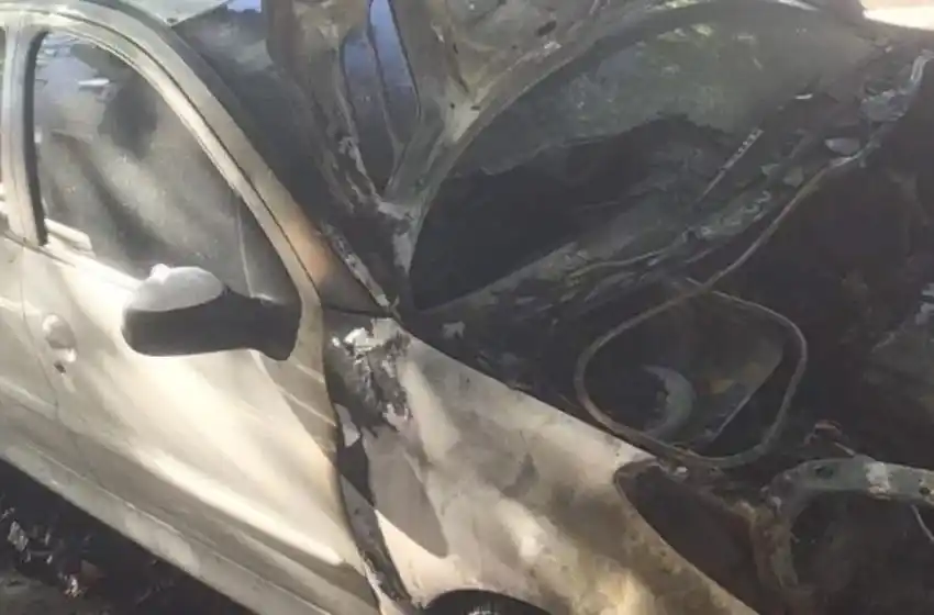 Quemacoches atacaron dos autos en barrio Echesortu
