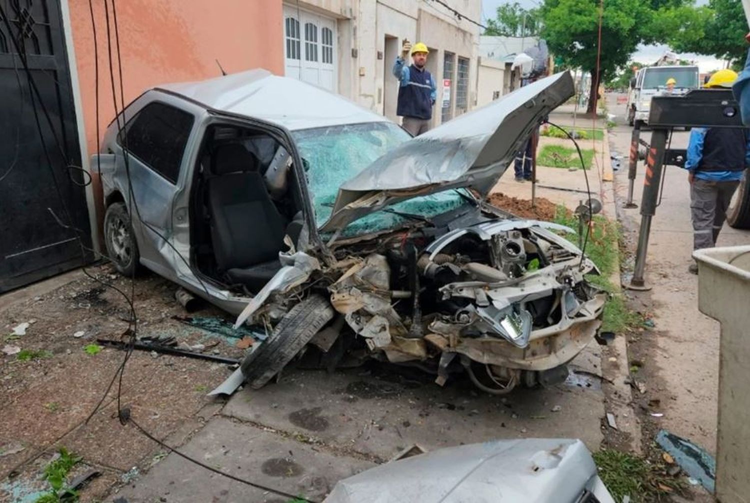 El cantante de un reconocido grupo de cumbia santafesina sufrió graves heridas tras chocar contra una columna