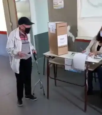 Bahía Blanca: Votó un hombre de 98 años y recibió el aplauso de las autoridades de mesa