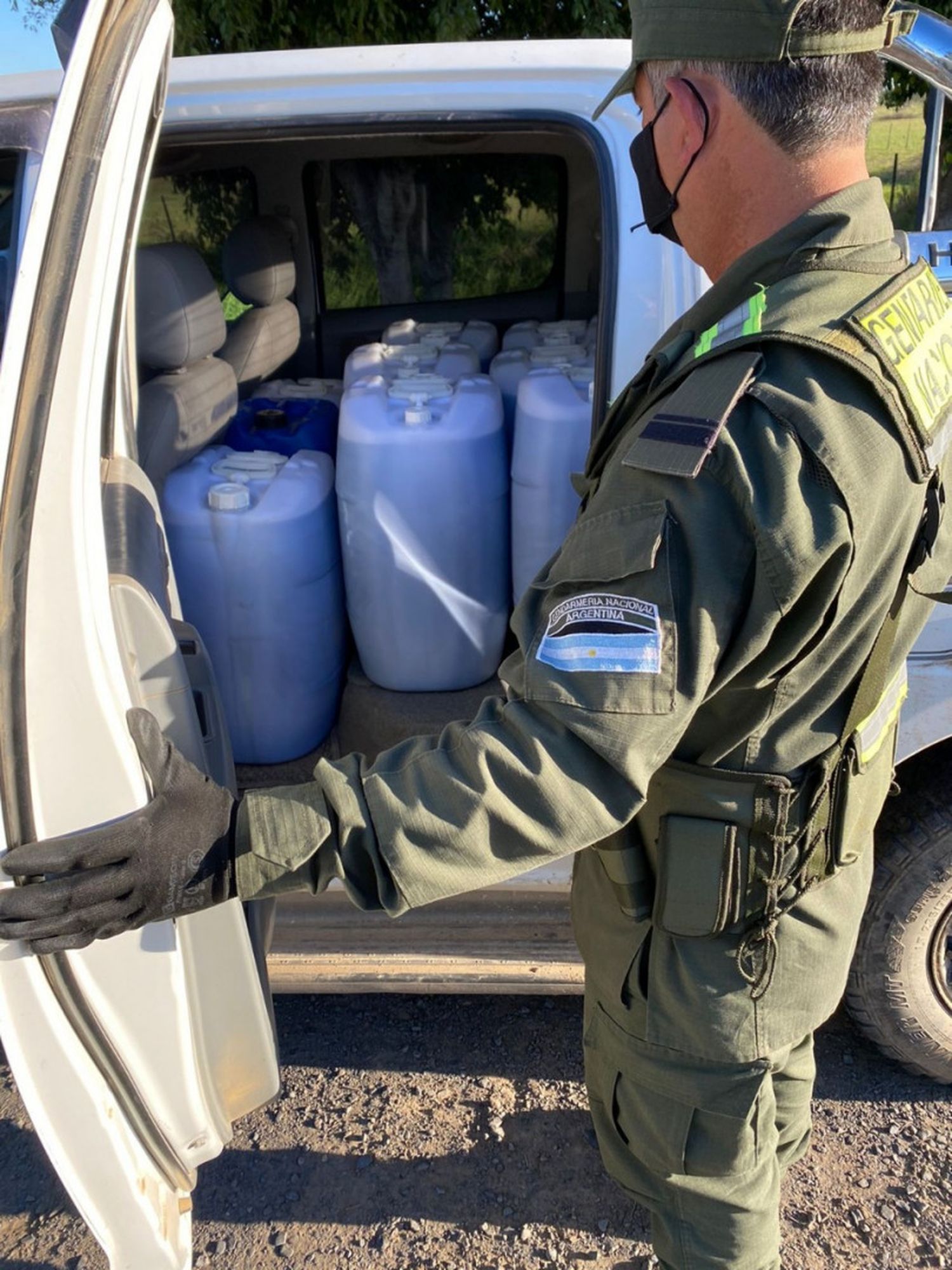 Viajaba con más de 900 litros de combustible sin documentación y le confiscaron hasta la camioneta