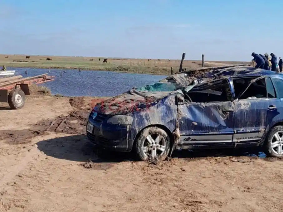 Imagen del auto después que lo sustrajeran del arroyo (Foto: Elonce)