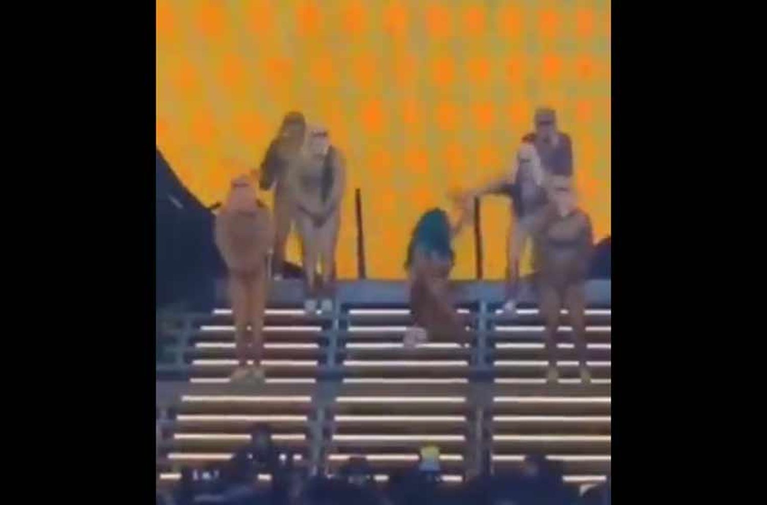 Video: la terrible caída de Karol G mientras daba un concierto