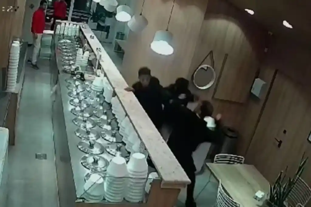 Golpes y sillazos en una heladería
