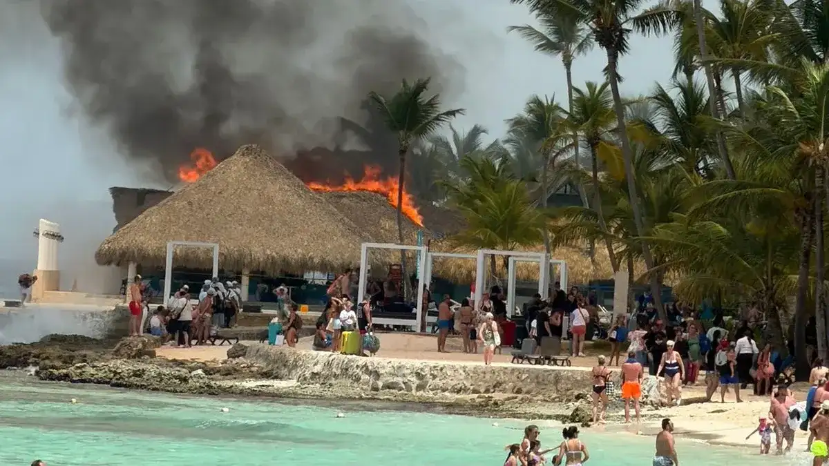 Las primeras llamas fueron observadas desde la playa por los huéspedes.