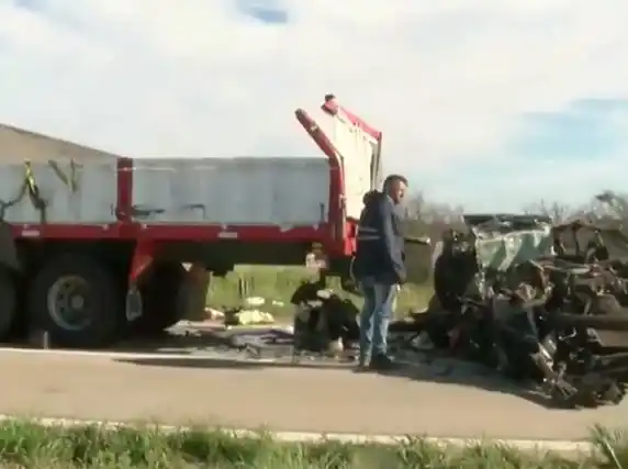 Doce vehículos protagonizaron un choque múltiple en la autopista a Córdoba y dos personas murieron