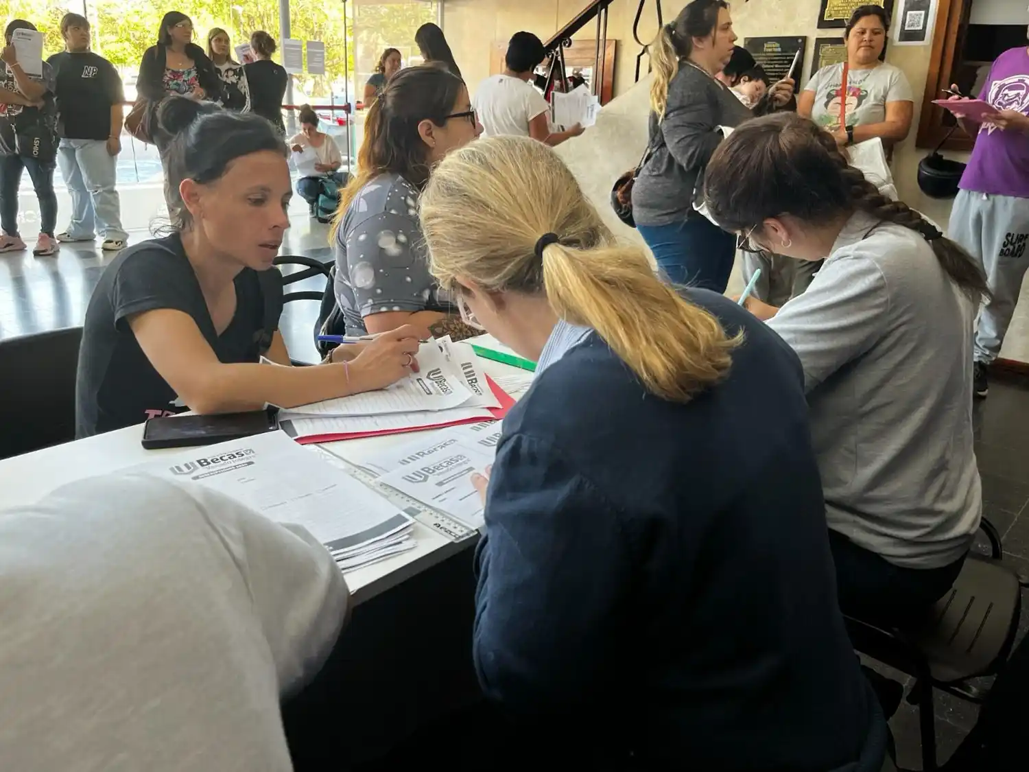 Gran cantidad de solicitantes se acercaron al Centro Cultural Municipal. Crédito: Prensa MVT