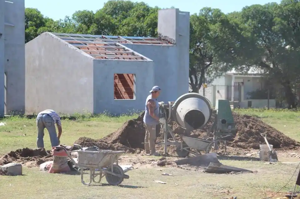 Se reanudó la obra de construcción de 90 viviendas