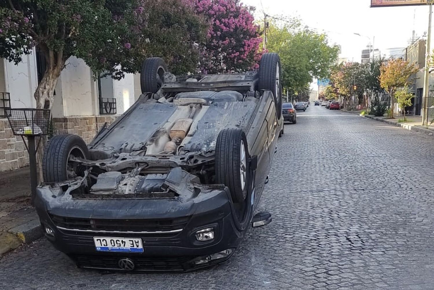 Perdió el control, chocó contra un auto estacionado y volcó