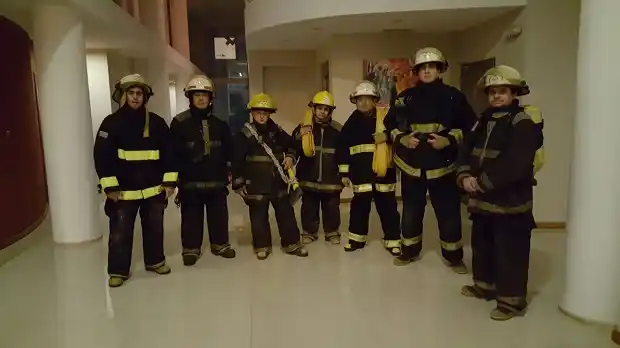 Bomberos trabajaron en el edificio Torre Avenida simulando un siniestro