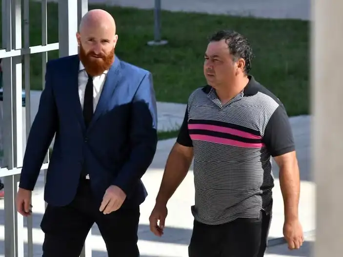 Roberto Bárzola al ingresar a Tribunales con su abogado. (FOTO LA VOZ DEL INTERIOR)