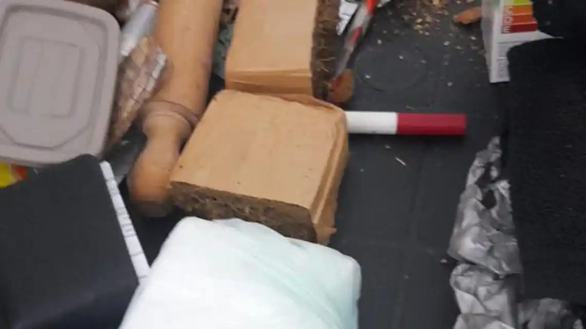 El agente penitenciario fue sorprendido en la acción ilegal en el Penal de Coronda.