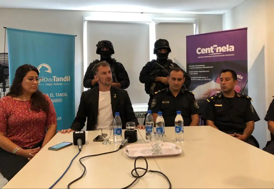 El fiscal Lucas Moyano, acompañado de la secretaria de Protección Ciudadana Vanesa Frías y autoridades policiales.