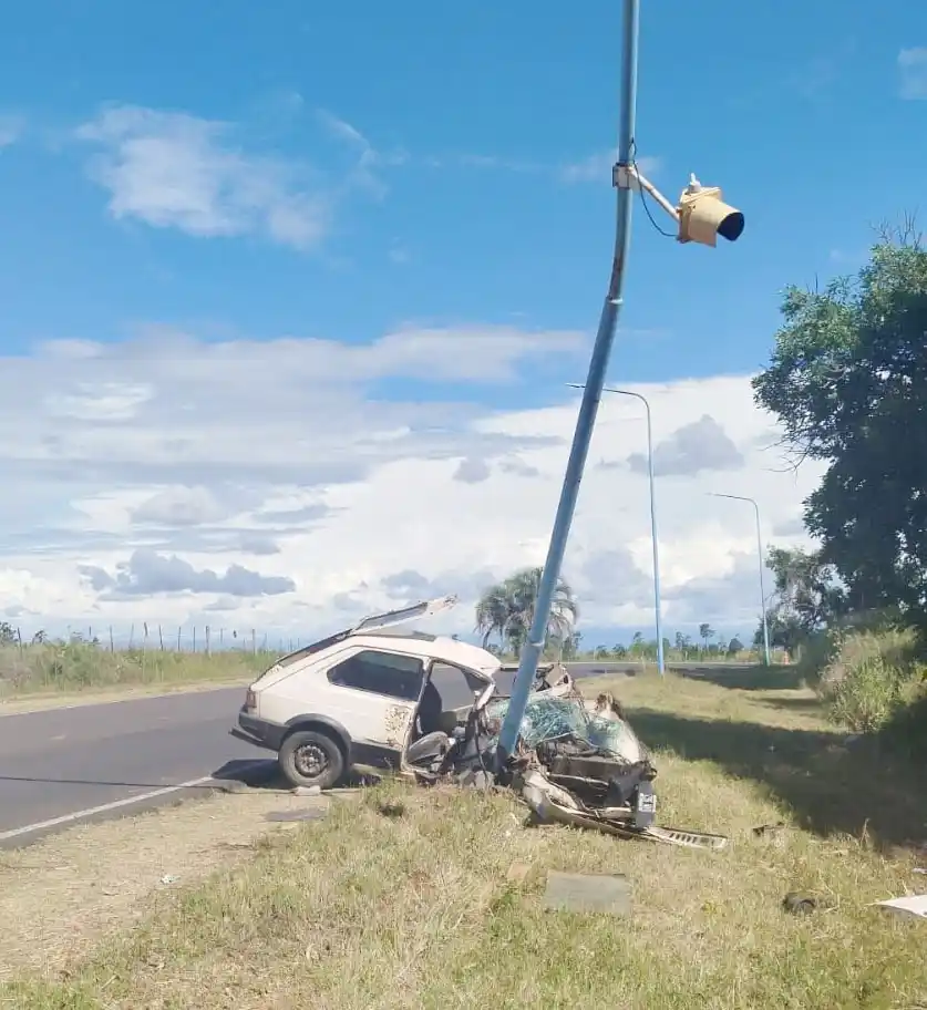 Conductor hospitalizado tras chocar contra una columna de alumbrado, en Benito Legerén