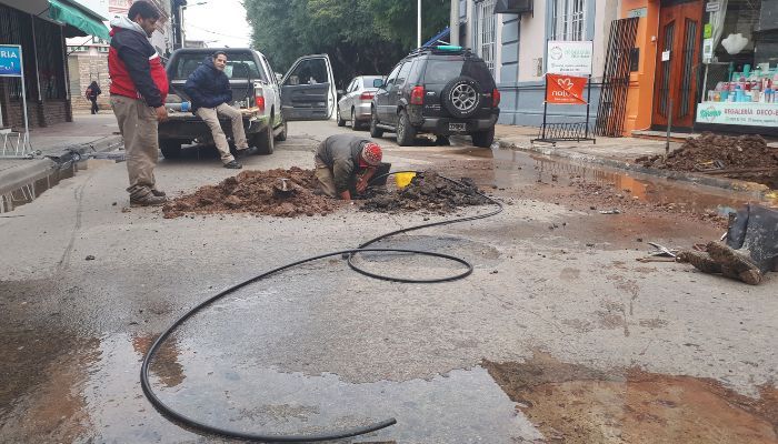 Servicios Sanitarios reparó pérdida de agua en 25 de mayo al 700